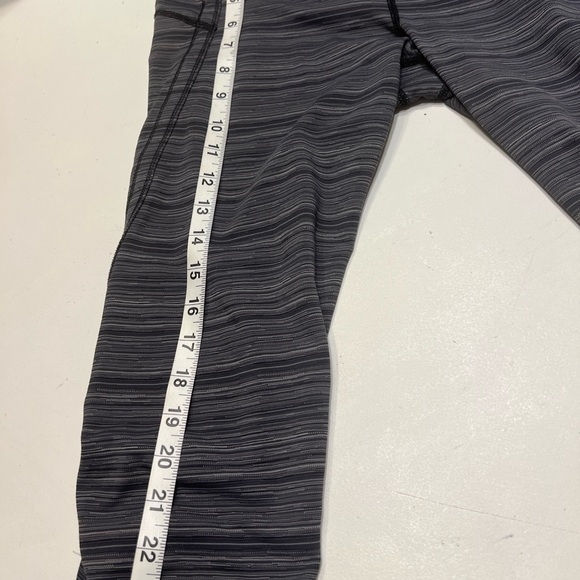 Lululemon  Atlético size 10 Fast Free Crop II Salt Alpine Gray  Black F - Picture 12 of 13